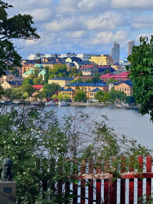 00F0A7F3-7A9B-438F-B7D9-3C5285352417